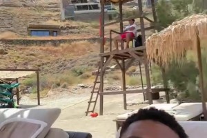 字母哥在希腊玩得不亦乐乎！配文：Nothing better than Greece！